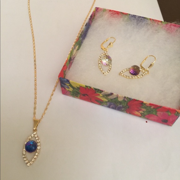 Brnd new. Iridescent stone necklace & earrings set - Picture 4 of 4